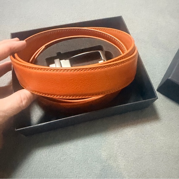 Buckley Belt- Cognac-Men’s Leather Adjustable Belt- NEW IN BOX - Picture 2 of 5